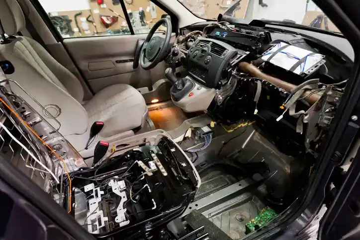 Utilização de microscópio para soldagem de microchips na Central Automotiva