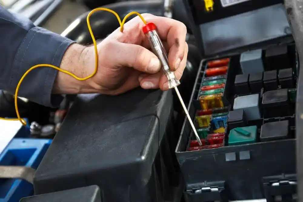 Módulo de injeção sendo testado em bancada simuladora após o reparo eletrônico