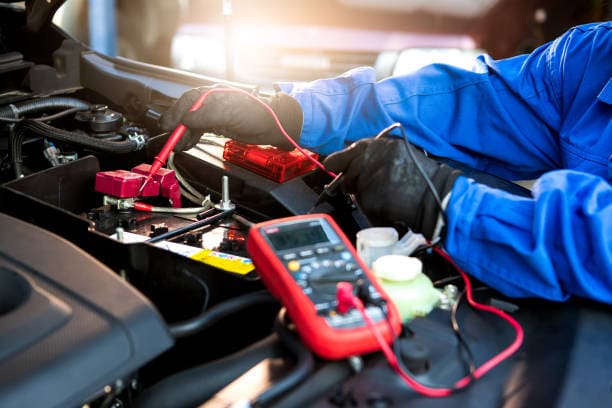 Técnico realizando reparo de trilhas e componentes SMD em placa eletrônica de ECU