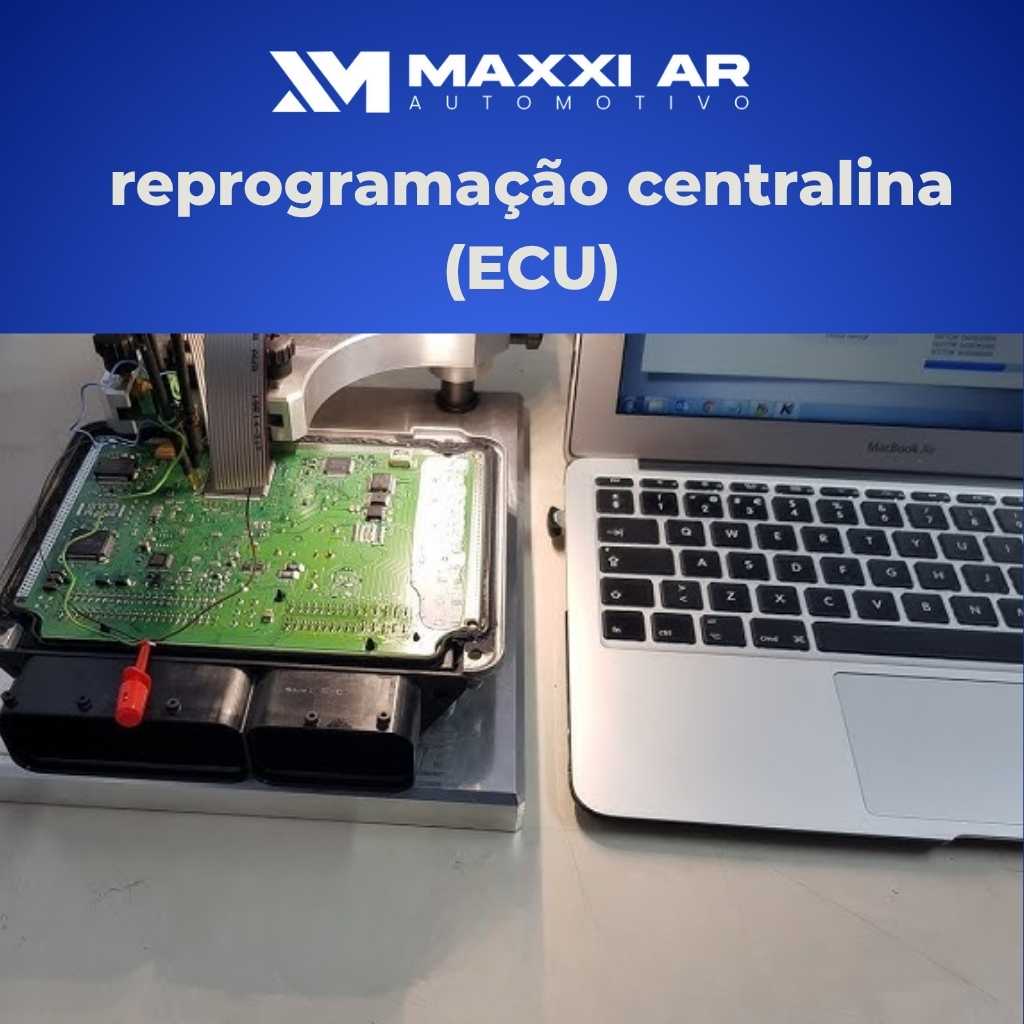 Técnico realizando Reprogramação de Centralina (ECU) ou Clonagem de Módulo em Bancada
