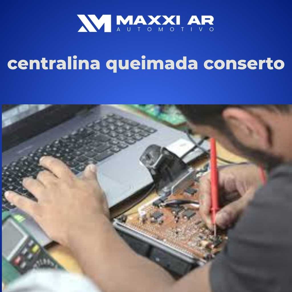 Técnico realizando o Conserto de Centralina Queimada (ECU ou Módulo em Curto) em laboratório